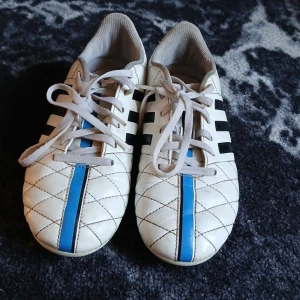 Fotbolls skor - Fotbolls skor för barn runt 10-12 år Skorna är gjorda i lädder för att kunna ha mer kontrol över bollen