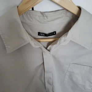 Zara beige skjorta, storlek M - Zara beige skjorta, storlek M