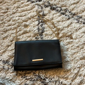 Handväska - Säljer denna jättefina väskan från glitter. Nästan aldrig använd så i väldigt bra skicka. Inga defekter. 