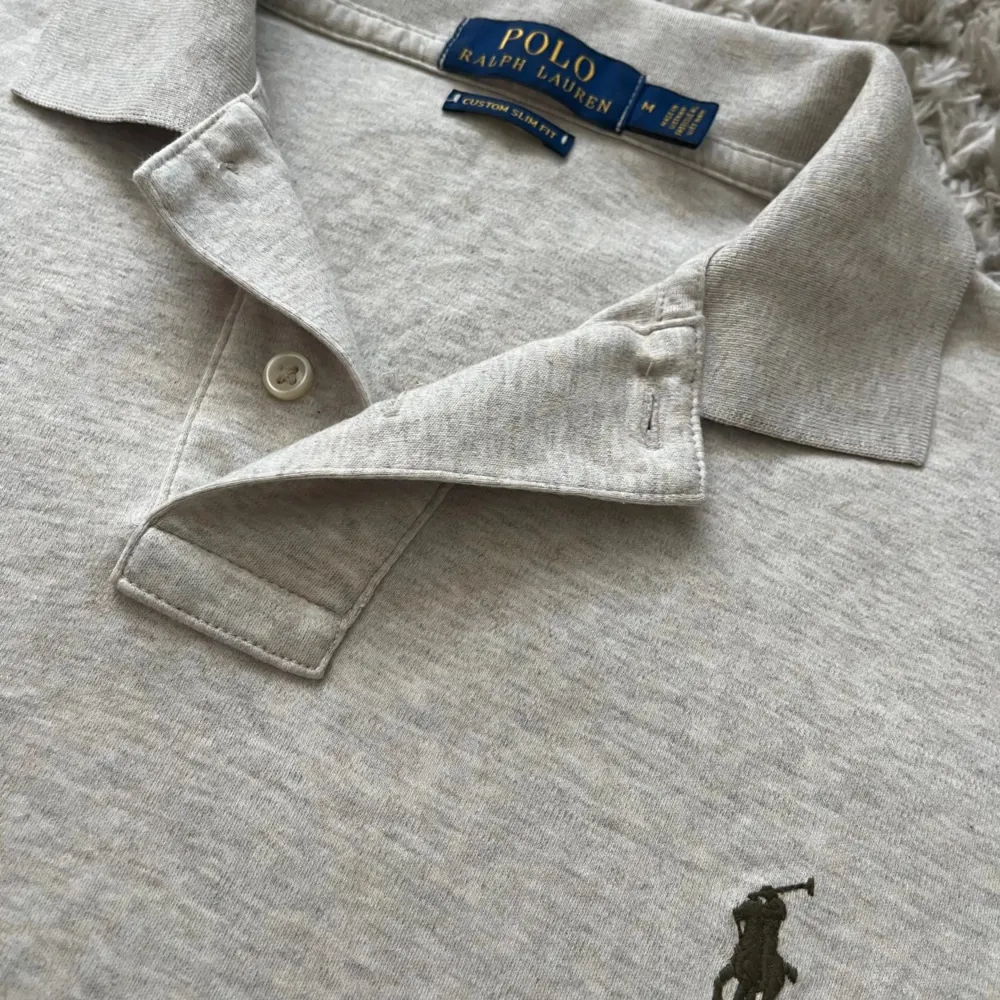 Asskön piké från Ralph lauren i lite tunnare material, snygg grå/beige färg och i storlek M. pris diskuterbart!. Toppar.