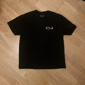 Polar t-shirt - Säljer eftersom att den inte kommer till användning, nyskick, storlek xs men sitter väldigt oversized. Pros kan diskuteras 