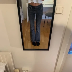 Lågmidjade jeans - Säljer nu dessa supersnygga lågmidjade bootcut jeansen från Gina Tricot. Endast använda ett fåtal gånger och inget slitage. Pris går att diskutera! 