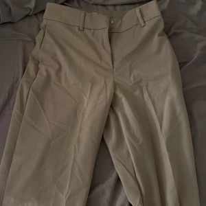Kostym byxor  - Fina kostymbyxor som tyvärr blivit för små på mig i storleken! Köpts på HM förra året. Passar ngn i storlek S/XS/XXS