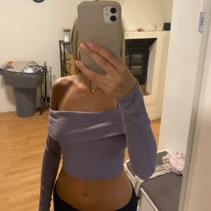Off shoulder topp - Lila topp från Fashion nova, aldrig kommit till användning tyvärr! 💜
