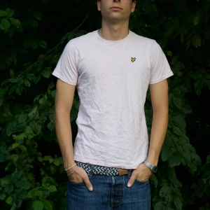 Ljusrosa Lyle & Scott Tshirt - Riktigt grisch Lyle & Scott tröja🤪😀liten fläck på axeln! Använd