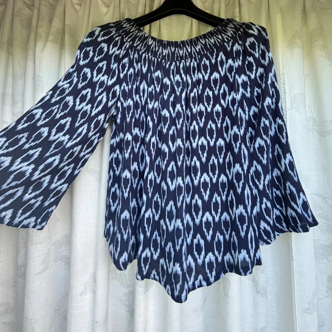 Mönstrad off-shoulder blus - 90