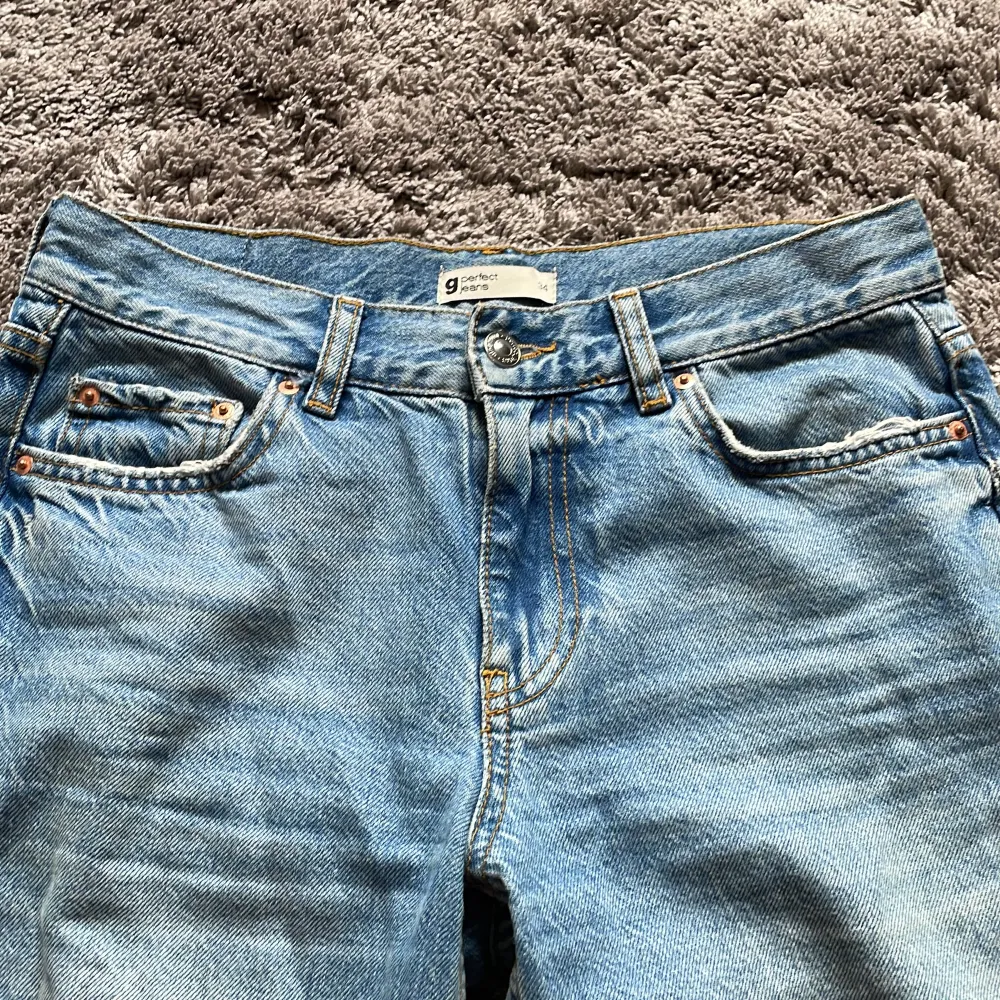 jag säljer mina lågmidjade jeans ifrån ginatricot med raka ben i storlek 34. Jeansen är i fint skick, dock är jeansen lite nötta i benen men det är inget man tänker på. . Jeans & Byxor.