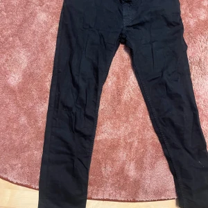 Acne studios jeans - 35 32 i storlek mindre i passformen cond 8-9/10 säljer pga att jag inte använder d längre  Nypris 3000kr