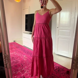 Rosa långklänning  - Rosa långklänning i xs men är mer en s