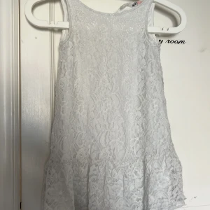vit spets klänning ifrån h&m🩷 - vit klänning i storlek 122, alltså för små barn🩷 klänningen är i jättebra skick och verkligen supersöt🩷 pris kan diskuteras🩷