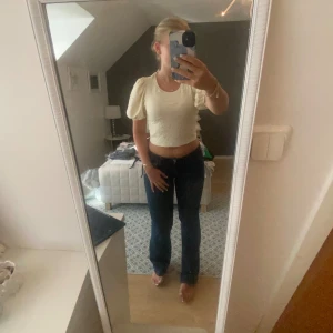 Blus med öppen rygg - Blus med puffiga ärmar och öppen rygg Från monki Strlk S Bra skick För referens är jag mellan 160-165 cm 