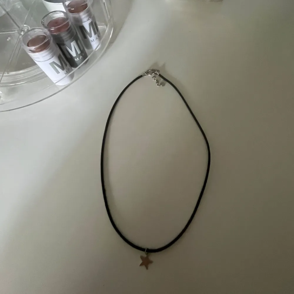 Säljer detta jättefina halsband med en stjärn berlock! Matchar till allt! 💞. Asusteet.