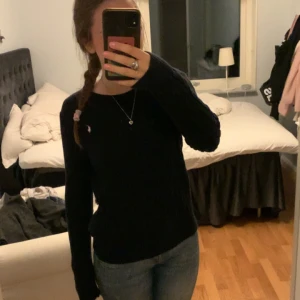 Ralph Lauren tröja  - Knappt använd äkta Ralph Lauren tröja. Fint skick! Storlek XL men som barnstorlek så skulle säga att den sitter som s. Tjejen på bilden är ca 163cm 