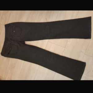 Lågmidjade mörkgrå jeans - Säljer dessa jeans då de tyvärr var för korta på mig💕lågamidjade och bootcut i modellen💕38 i midjan säljer endast genom swich💗