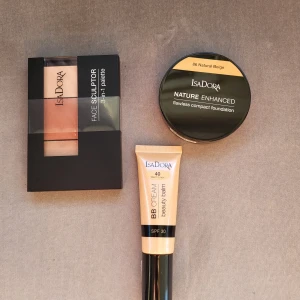 Ny ISADORA makeup - Nature Enhanced Flawless Compact Foundation Färg: Natural Beige Nypris 199.00 kr  ­Face Sculptor 3-in-1 Palette Färg: Classic Nude Nypris 229.00 kr  BB Beauty Balm Cream Färg: Warm Linen Nypris 159.00 kr