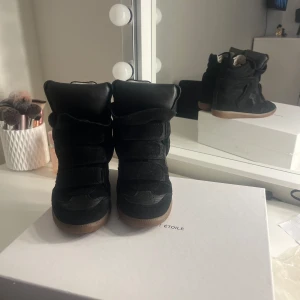 Isabel marant skor  - Super snygga Isabel marant skor som ser som nya ut. Knappt använda och har inga defekter eller liknande. Box medföljer 😇 kan tänka mig gå ner i pris vid snabb affär 