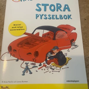 Halvans stora pysselbok - Halvans stora pysselbok med massor av roliga klistermärken. Här kommer en extra tjock pysselsamling med det bästa från Halvan. Lös knepiga ordfördelar, prick-till-prick-uppdrag, färglägg och pyssla med fordon. 
