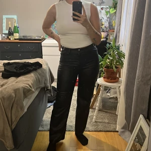 Läderbyxor från NAKD - Vegans läderbyxor/ Skinnimitation byxor från NA-KD. Säljer de pga att de sitter lite tight på mig. Det är stolek 34 men passar lika bra för dig som är en S. Byxan är justerbar så är du en xxs så funkar den också