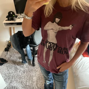 Marc Jacobs T-shirt  - Säljer denna jättesnygga T-shirt från Marc Jacobs, den har ett hål under armen men syns inte och därmed säljer jag den för ett bättre pris 
