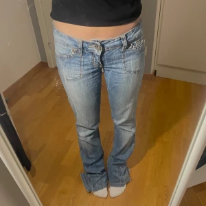 Lågmidjade jeans - Lågmidjade jeans med fickor på baksidan. Bra skick, har sytt dom längst ner i benen så att de blir mer flared💙
