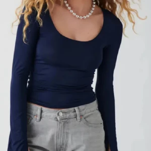 Tröja med slits - Den är i rätt så bra skick, inte använd så många gånger men vill nån byta ut den mot en svart i Strl M?❤️❤️ Annars går d helt bra och köpa också! 