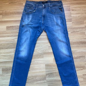 Replay Anbass -  Tjena ! Nu säljer vi dessa jeans ifrån märket replay i modell anbass (slimfit) i storlek 33X30. Denna modell är hyperflex med strech för mer komfort. Det finns tecken på användning med 2 defekter. Nypris=1800, vårat pris=349. Skriv privat för frågor