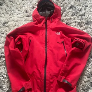 The North face summit series jacka röd - The North face jacka summit series med Gore-tex PRO fungerar super bara lite solblek på luvan 