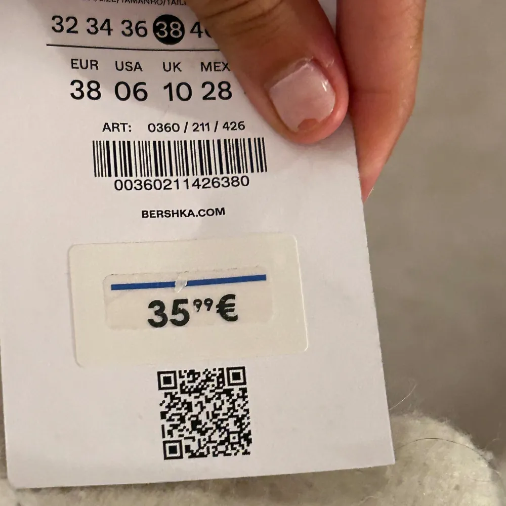 Aldrig använda låga bootcut jeans, köpta i Rom på Bershka. Inga fel bara inte kommit till användning. Super sköna , storlek 38 men passar 36 också vilket är min vanliga storlek. Jag är 173cm, bara fråga på om fler bilder eller några mått!!  . Jeans & Byxor.