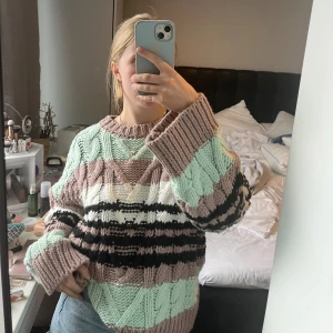 Multifärgad stickad tröja - Supermjuk oversized stickad tröja från Chloe B x NAKD! Randig i vit, svart, turkos och lila/rosa! 