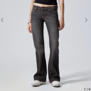 Lågmidjade bootcut jeans  - Låga utsvängda jeans från Weekday i modellen Nova, endast använd vid få tillfällen. Har sprättat upp de längst ner som man ser på sista bilden