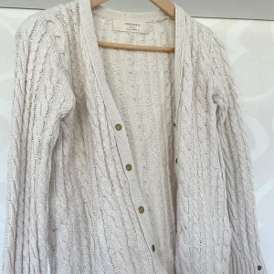 Beige stickad kofta Zara  - Beige stickad kofta från Zara. Inte använd på länge utan har bara hängt i garderoben. Storlek M men mycket liten i storleken. Passar mer Storlek S eller XS. 