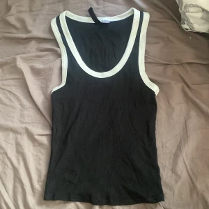 Tank top - Storklek XS. Säljer den för att den inte passar mig längre. Har bara använt den 2 gånger. OBS HAR KATT HEMMA! 