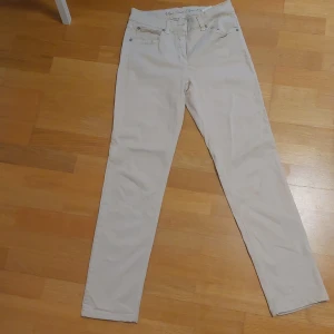 Beiga stretchiga jeans - Säljer dessa då dom inte är min stil numera. Använda ungefär 3 gånger, så dom är inte slitna eller något sånt. Glömt skriva på dom andra varorna att dessa annonser tas bort ca mitten av Augusti!! Då skickas dom till folk som har behov🩷😊