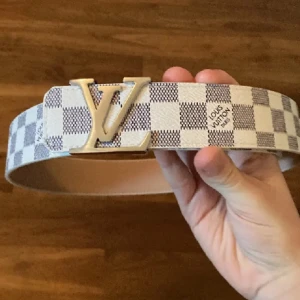 Vit bälte - Säljer ett vit bälte med silver buckle. Bältet är helt nytt och aldrig använt. Fler bilder samt videos kan fixas. Jag fraktar och möts upp i sthlm. Skriv om ni är intresserade, Mvh. 