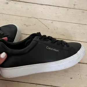 Calvin klein - Säljer dessa Calvin klein skor i storlek 38! Använda fåtal gånger o därför i väldigt bra skick! 💕