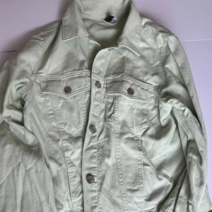 Grön jeansjacka  - Denna gröna jeansjacka säljs då jag köpte den på Sellpy men var tyvärr för liten💓