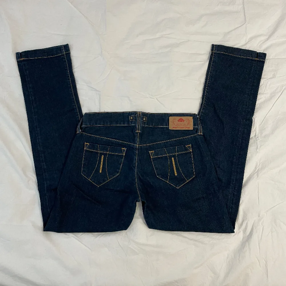 Lågmidjade slim/raka jeans med coola fickor från märket ”Fornarina”. Köpta second hand (vintage) men mycket bra skick 💕  Midja: 40 cm (rakt över) Innerben: 77 cm. Jeans & Byxor.