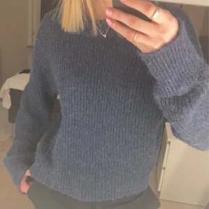 Mörkblå stickad tröja - Superfin mörkblå/marinblå stickad tröja från JJXX, köptes för ca 400kr💙