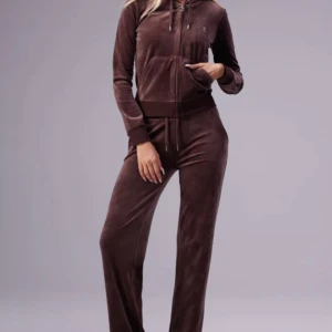 Juicy Couture - Säljer detta fina Juicy Couture set i färgen Chocolate. Byxorna är i strl M och tröjan i strl L🩷