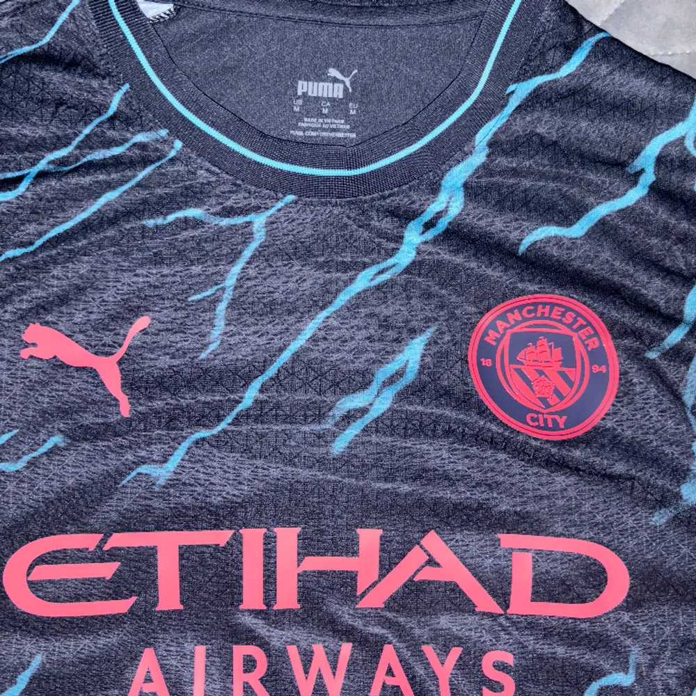 Säljer min helt nya Manchester City fotbollströja i storlek M. T-shirts.