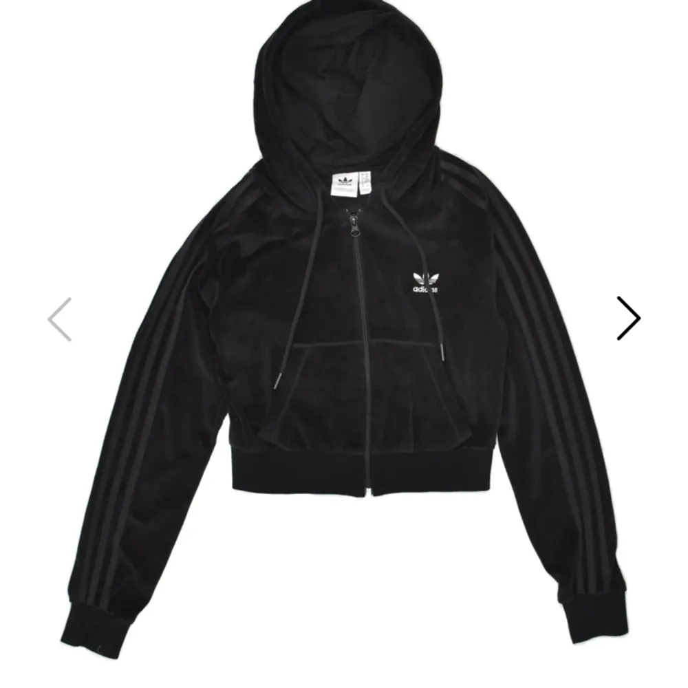 Croppad hoodie i velour från adidas, storlek 34. Tröjor & Koftor.