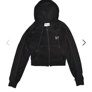 Croppad hoodie i velour från adidas, storlek 34