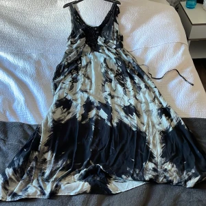 Svartgrå klänning - Jättefin Svartgrå klänning oanvänd. Märke NŪ. Storlek M. Nypris 1200 SEK