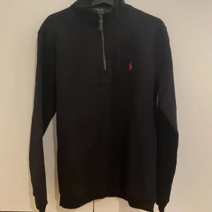 Polo Half zip - Säljer min Svarta Halfzip ifrån Polo i storlek M, endast använd 2 gånger och den är som sprillans ny. Pris kan diskuteras