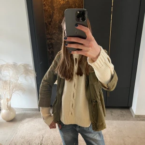 Jacka  - Så snygg jacka, perfekt till våren. Aldrig använd 