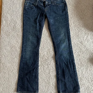 Lågmidjade jeans - Super snygga marin blå väldigt lågmidjade jeans. W 28 L32. Finns inga tecken på användning 