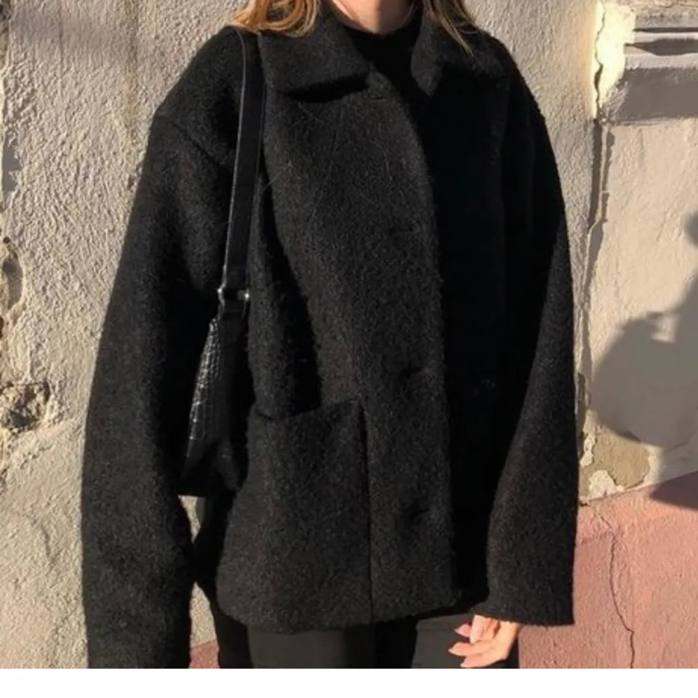 Kappa från monki som inte kommer till användning!! Köpt förra året så sparsamt använd:) passar jätte fint nu till hösten/våren🫶🏼✨pris går att diskutera Nypris : 599. Takit.