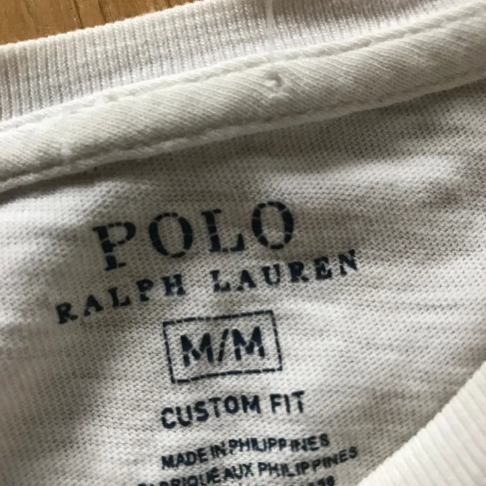 Polo tröja med lapp bokstäver. Köpt på stadsmissionen med ett litet hål vid en av ärmarna men det märker man inte.. T-shirts.
