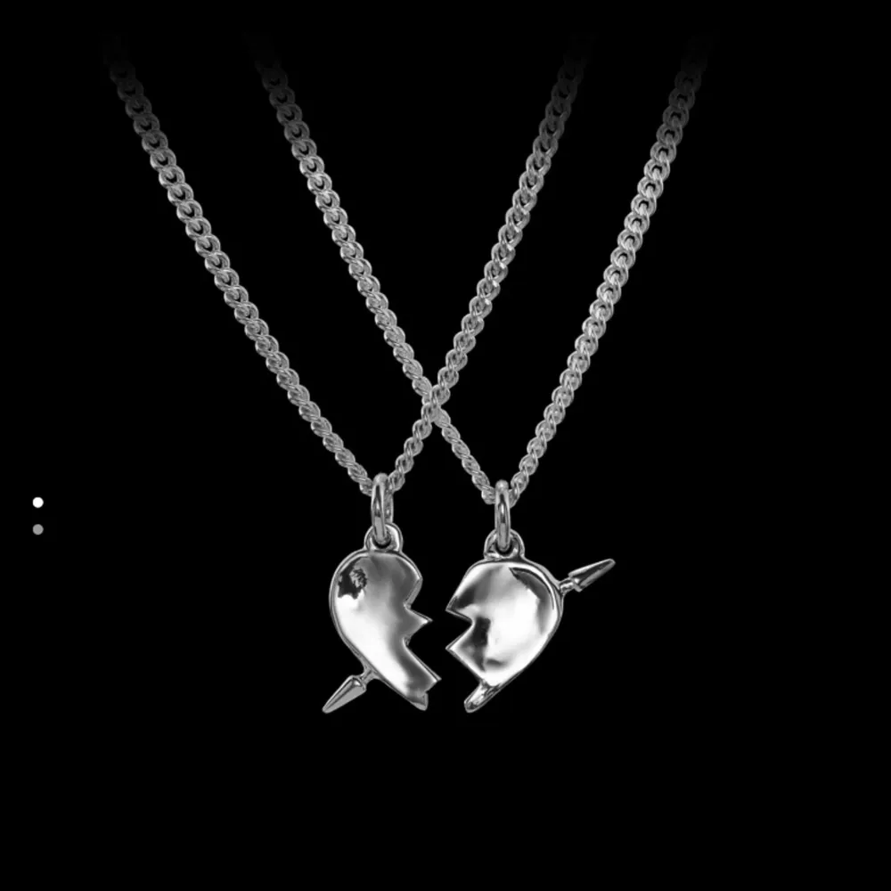 Säljer mitt superfina ”You & Me necklace”, längden på kedjan är 40 cm. Nypris för båda delarna 3595kr, jag säljer ena delen för 1700kr 💖. Accessoarer.
