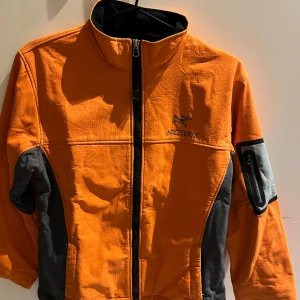 Arcteryx vindjacka - Vintage arcy jacka, bra condition för att vara så gammal. Lappen säger M, men skulle själv säga att den passar mer som small